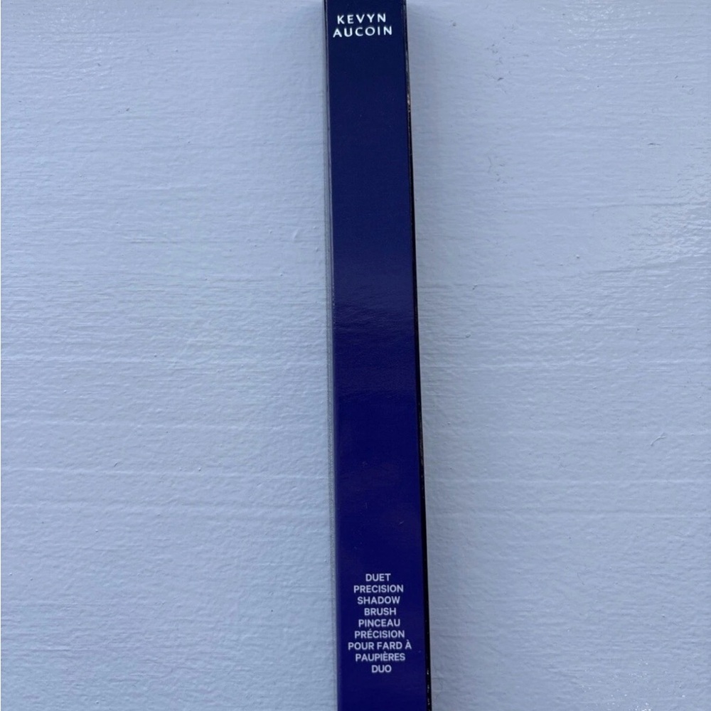 Kevyn Aucoin Precision Shadow Brush in Deep Blue